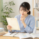 ユーキャン医療事務で取得を目指す資格について教材と証書から資格名を確認する様子