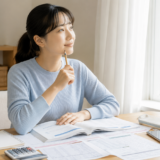 ユーキャン医療事務の再受験に向けてテキストとレセプト問題を復習する様子