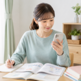 ユーキャン医療事務講座を紙のテキストとスマホで学習する様子